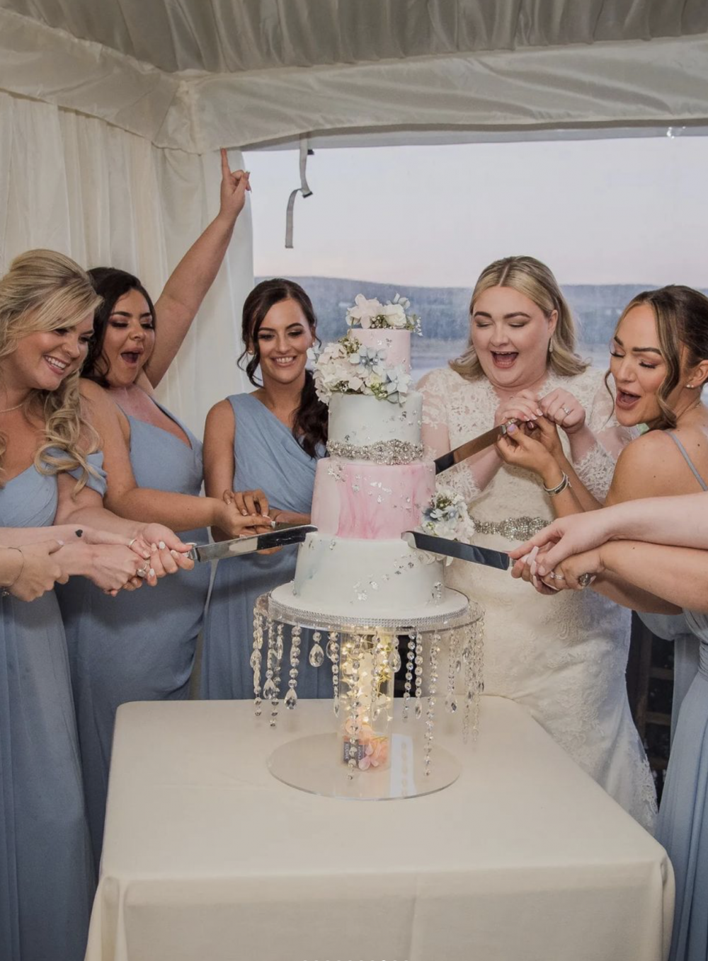 Kayley和姊妹們弄爛婚禮蛋糕洩憤。