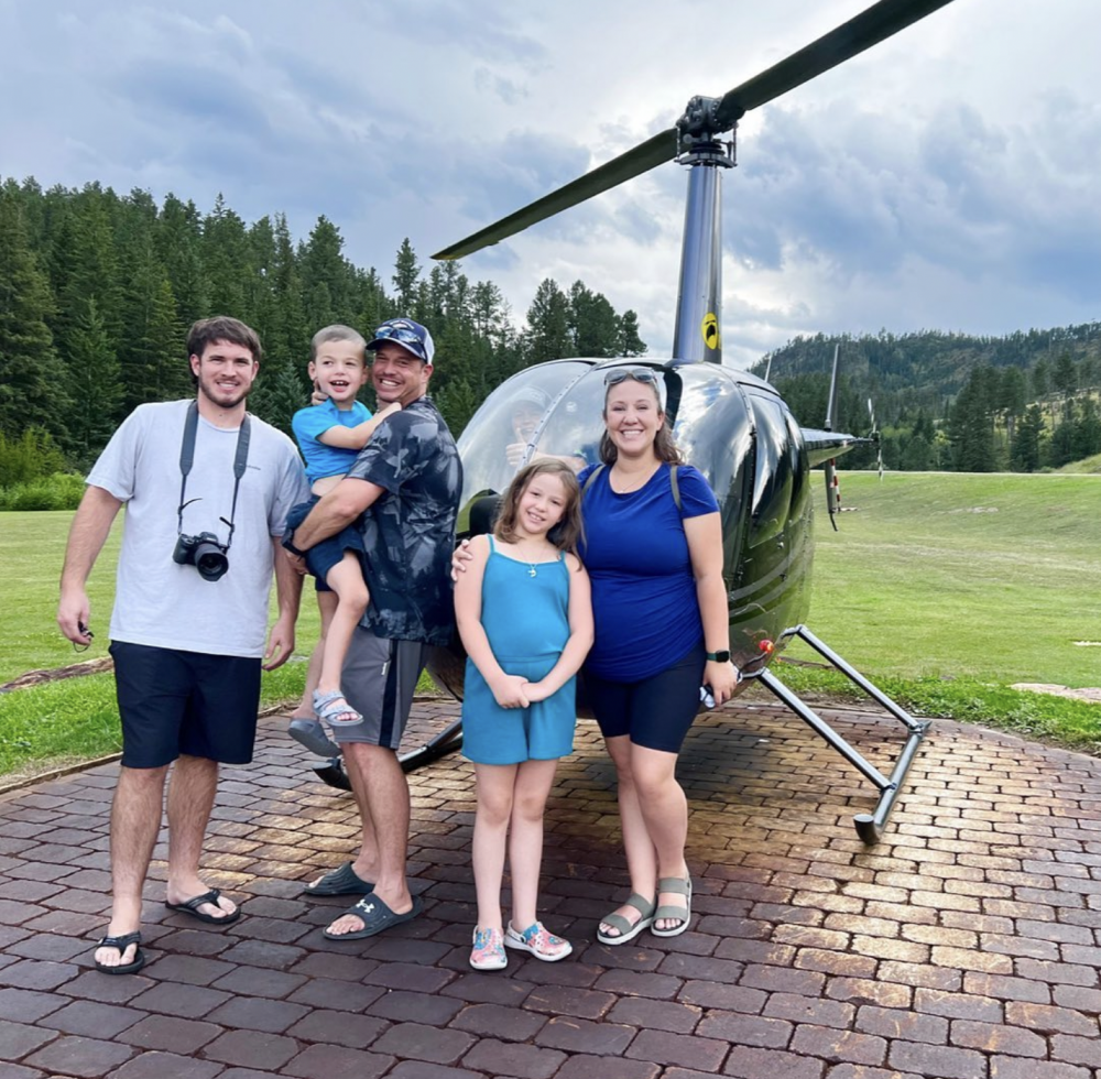 一家五口一起乘搭直升機。