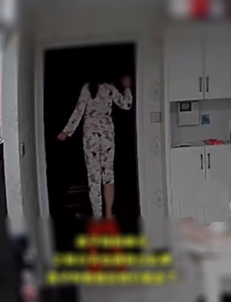 小女孩毫不畏懼，沒有產生一絲膽怯和慌張。