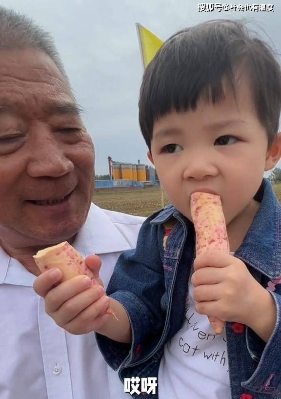 父母每天都會陪伴小女兒,生活愉快