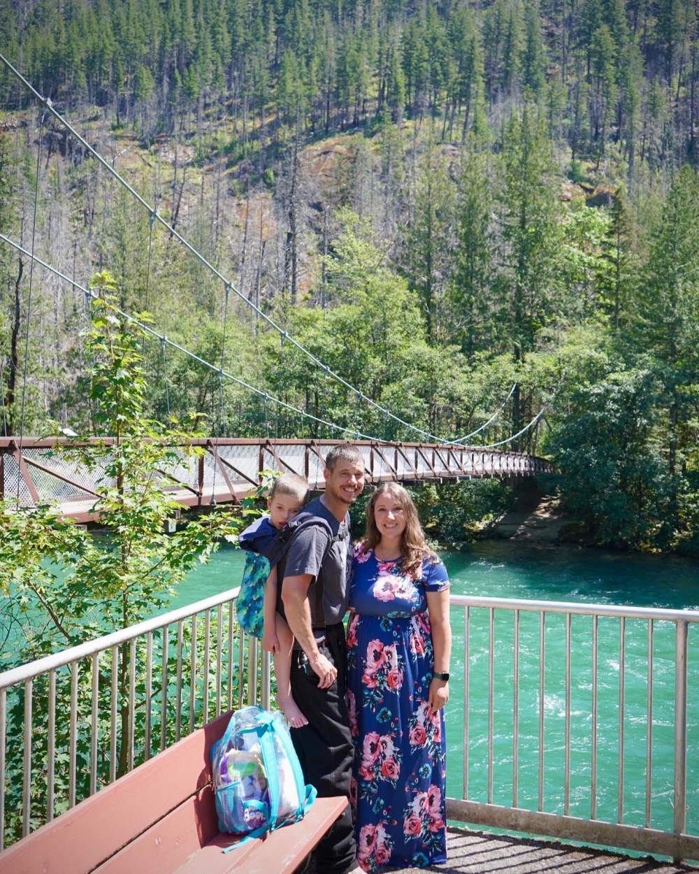 美國夫婦背著兒子出門旅行。