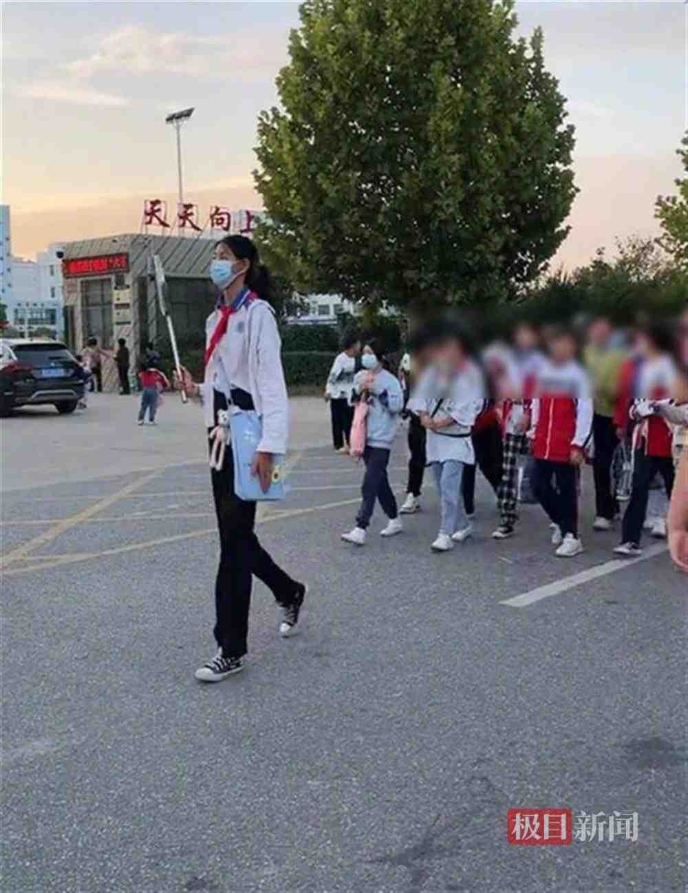 涂學玲在其他同學之中「高人一等」。