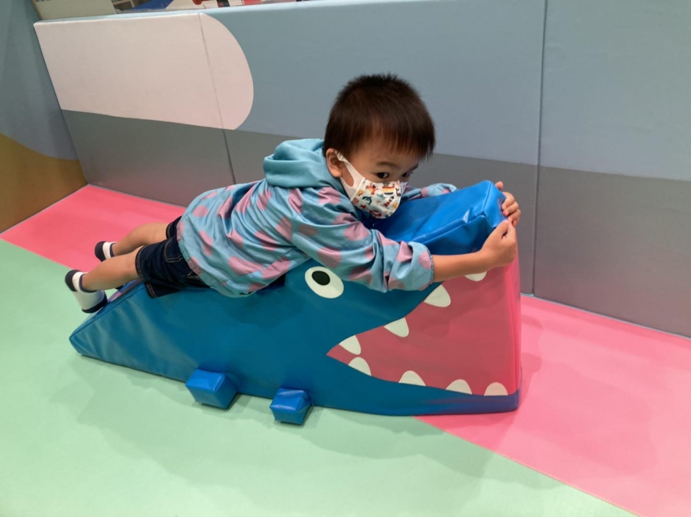 博主媽媽還留意到：「平時嘅動物軟墊都比較厚，但呢個有隻薄薄嘅籃色鱷魚，媽媽覺得非常適合小小B玩。」