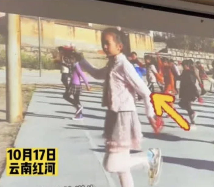大二男學生在觀賞老師播放的影片時,發現了一個似曾相識的人。