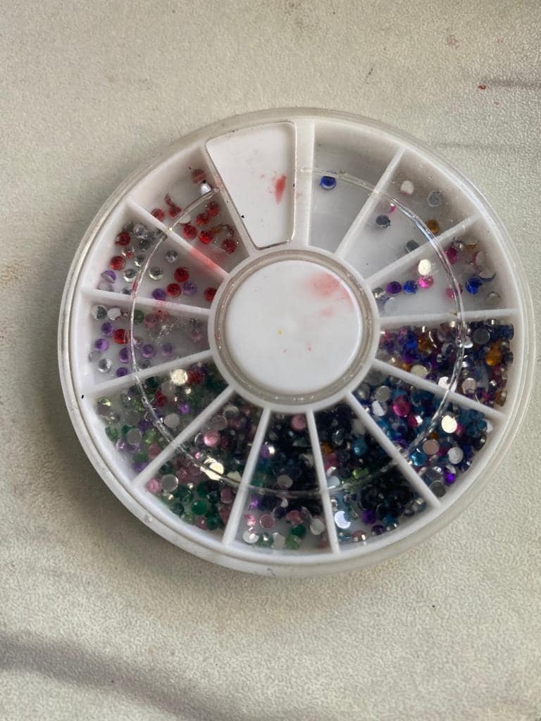 兒子擅自弄亂了按顏色分類的鑽石