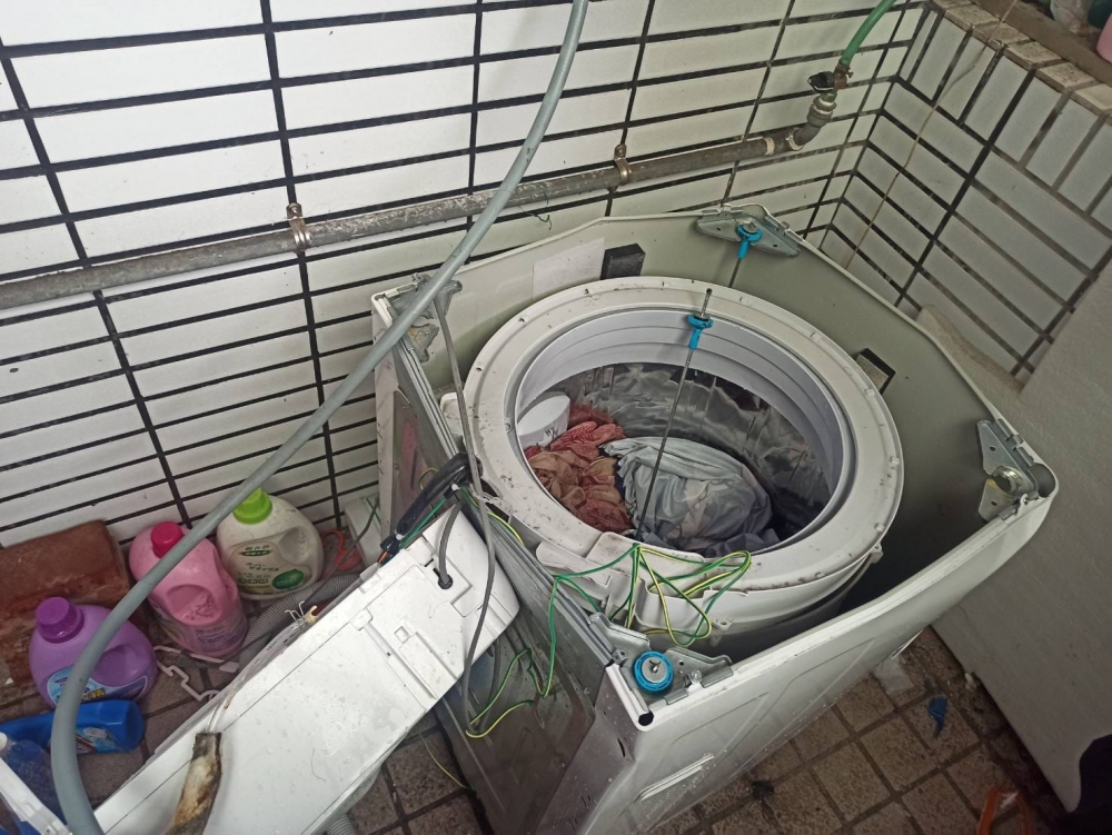 事主非常生氣，立即與洗衣機公司的客服聯絡及投訴