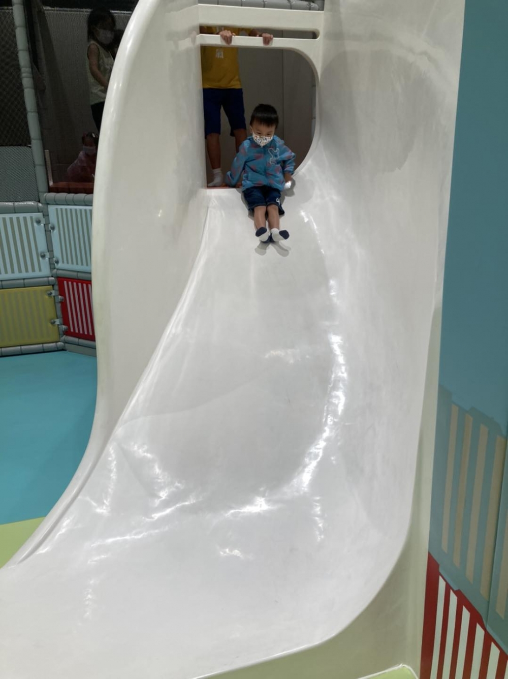 博主媽媽指兒子喜歡挑戰刺激，這個大彎型滑梯成為他的最愛。