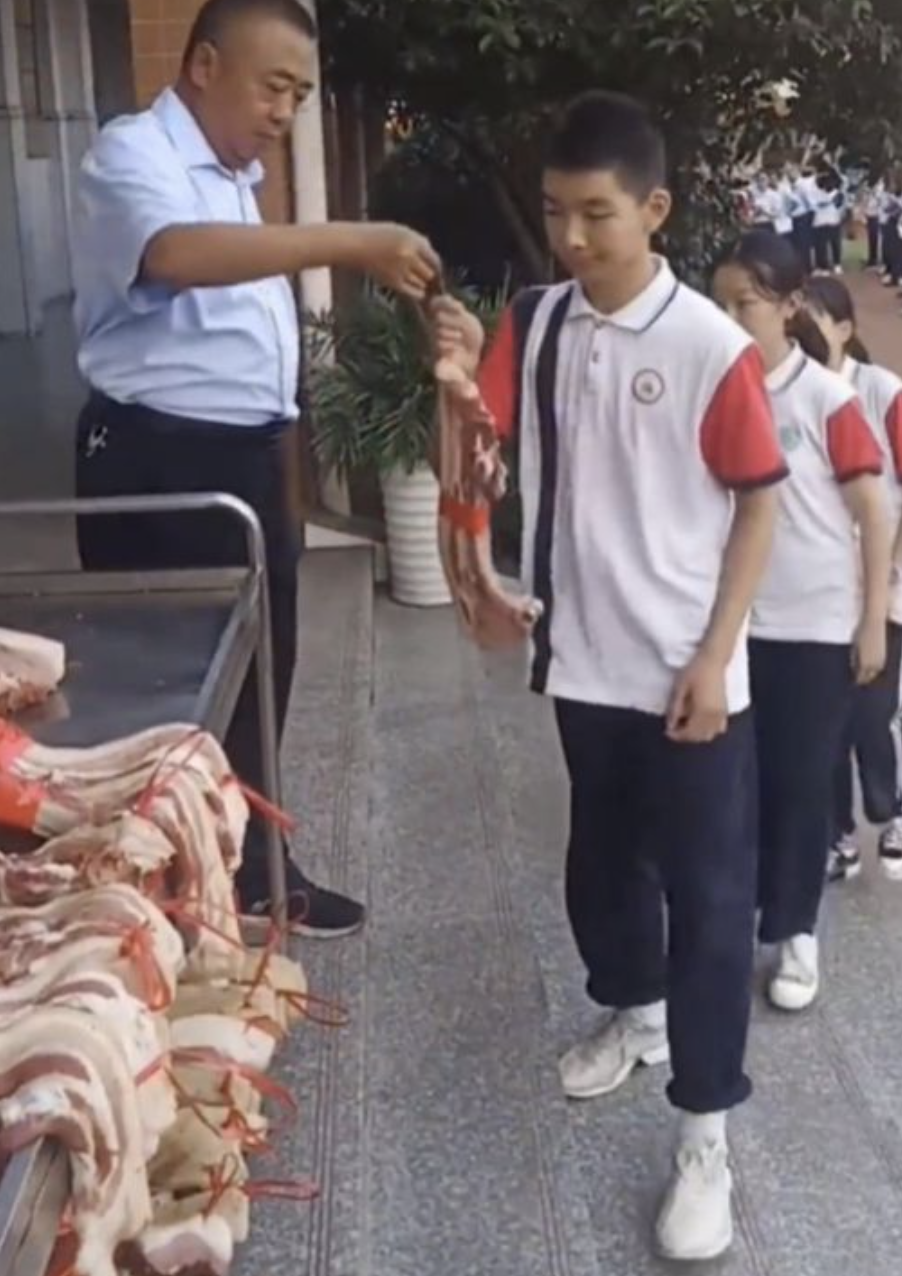 原來這項獨特的傳統在學校已延續第3年。