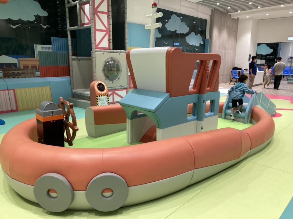 另一艘小船設施，博主媽媽表示：「兩艘船都有船舵，可以揸船做小船長。」