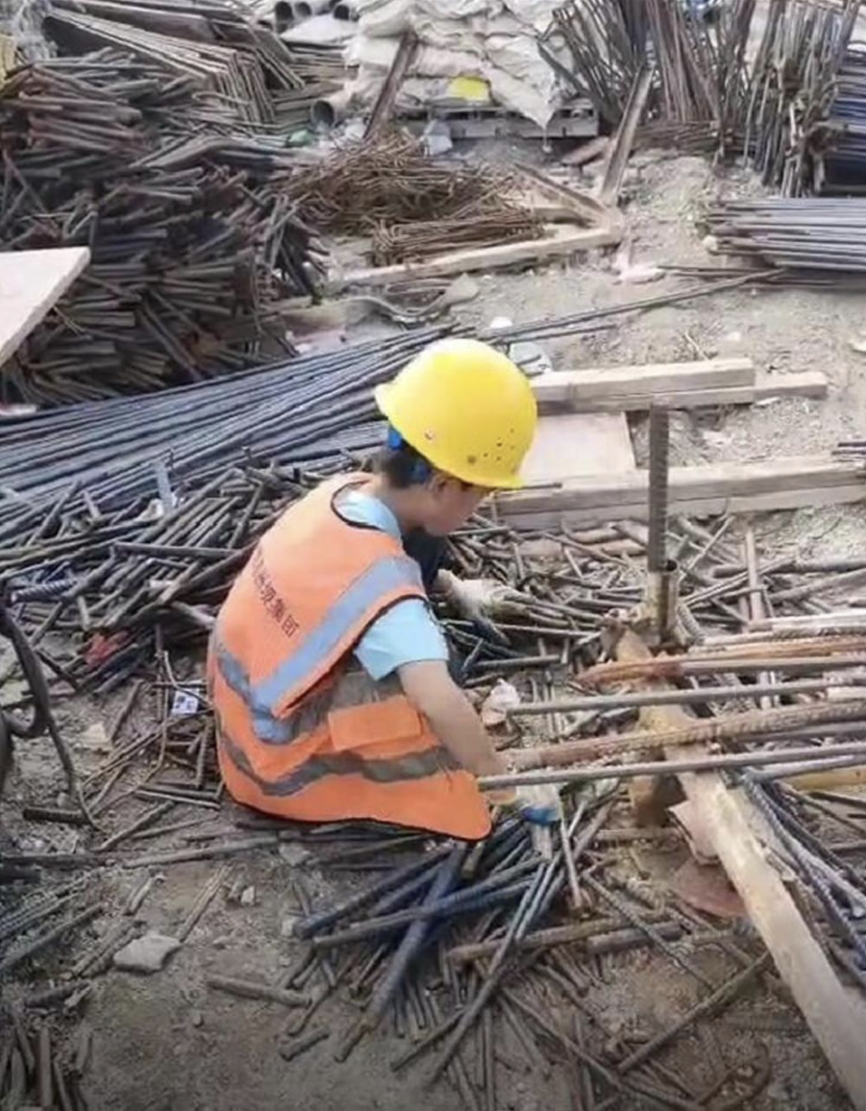 爸爸帶不想返學的兒子去打工。