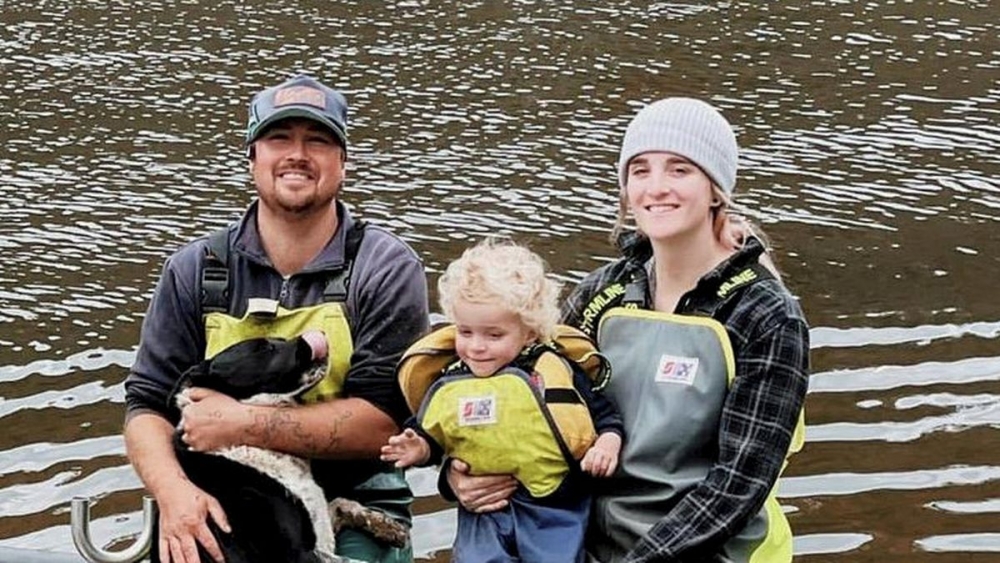 一對在漁村生活的情侶以另類的方式教養小朋友