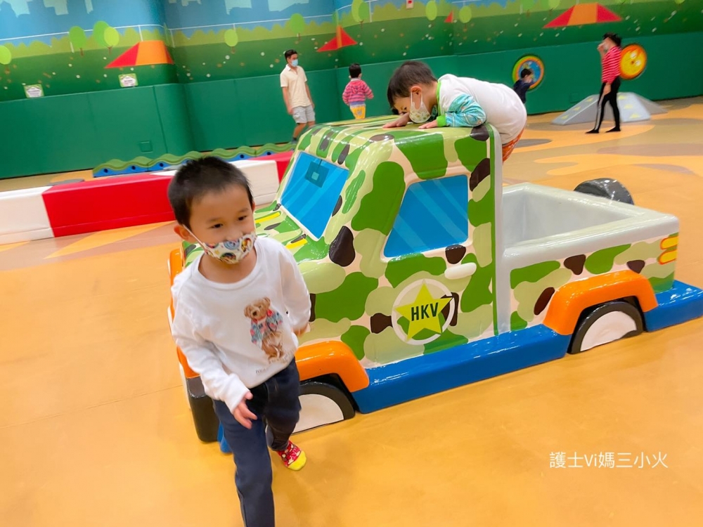 場內以極限運動為設計主題，因此會有不少四驅車模型。