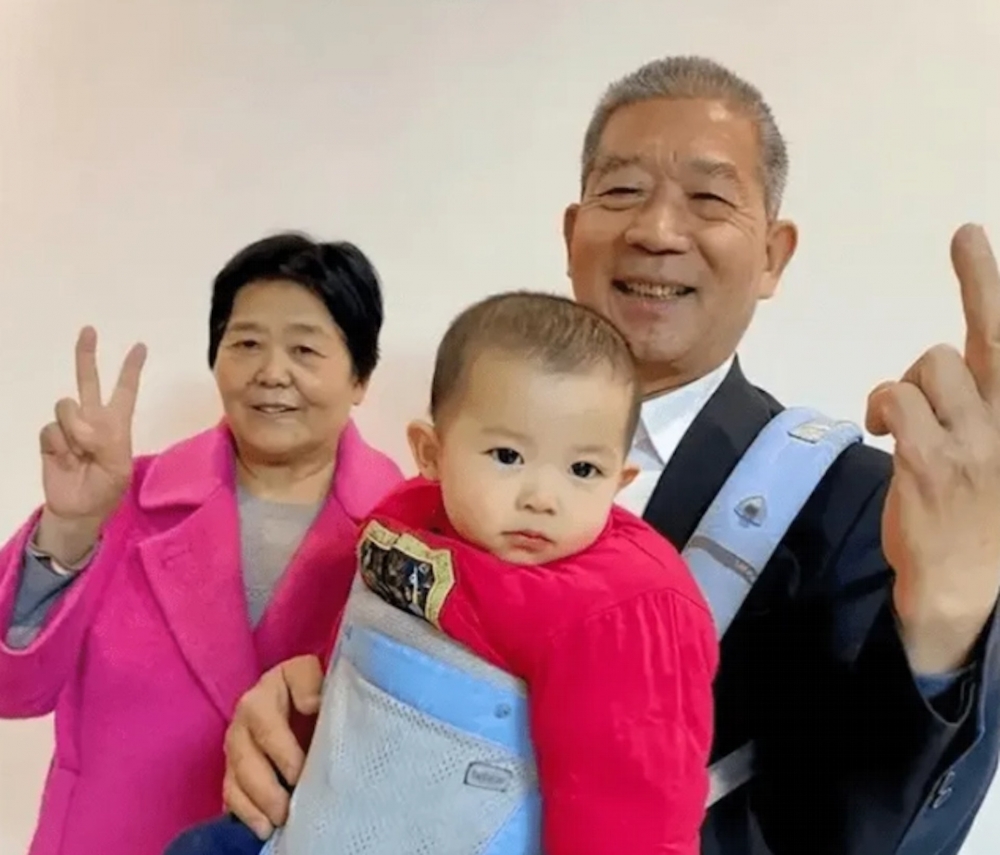 父母年屆七旬,網友認為小女兒很可憐