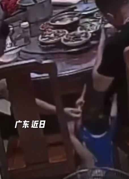 孩子不慎從椅子上跌落