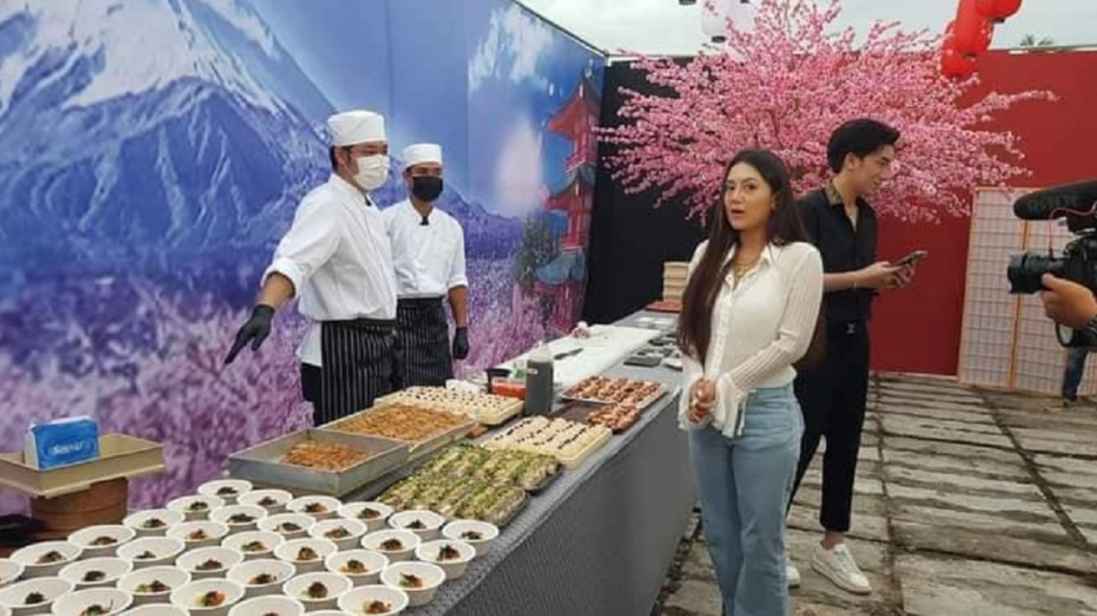 請來正宗的日本料理師傅即場製作餐點,有多達100份日本料理。