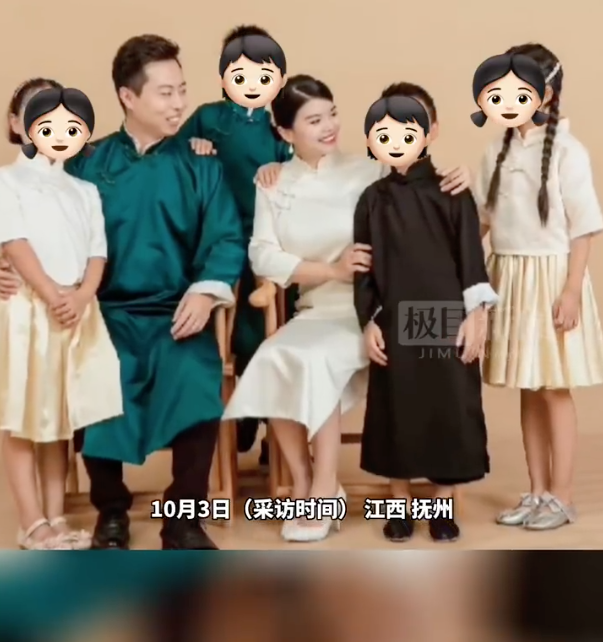 男女雙方各自帶着一對兒女，組成六人之家