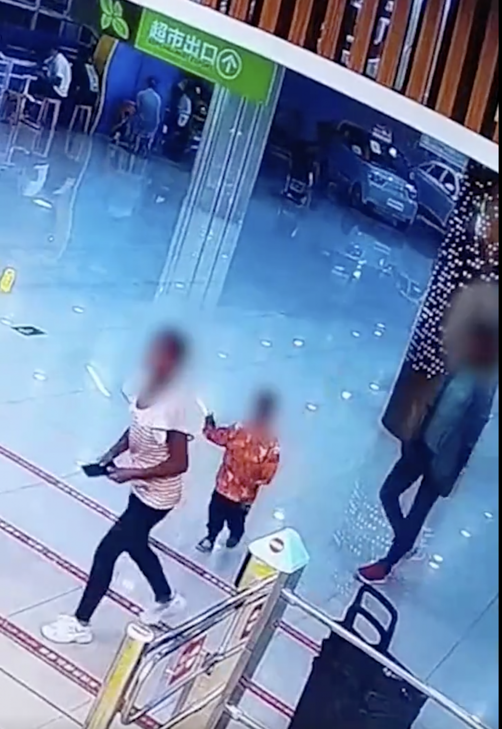 女孩撿到手機後想追前交回給梁先生太太。