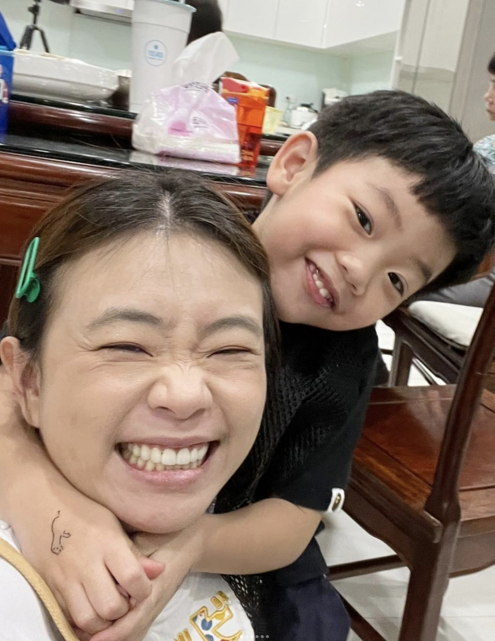 蔡桃貴與媽媽二伯感情很好。