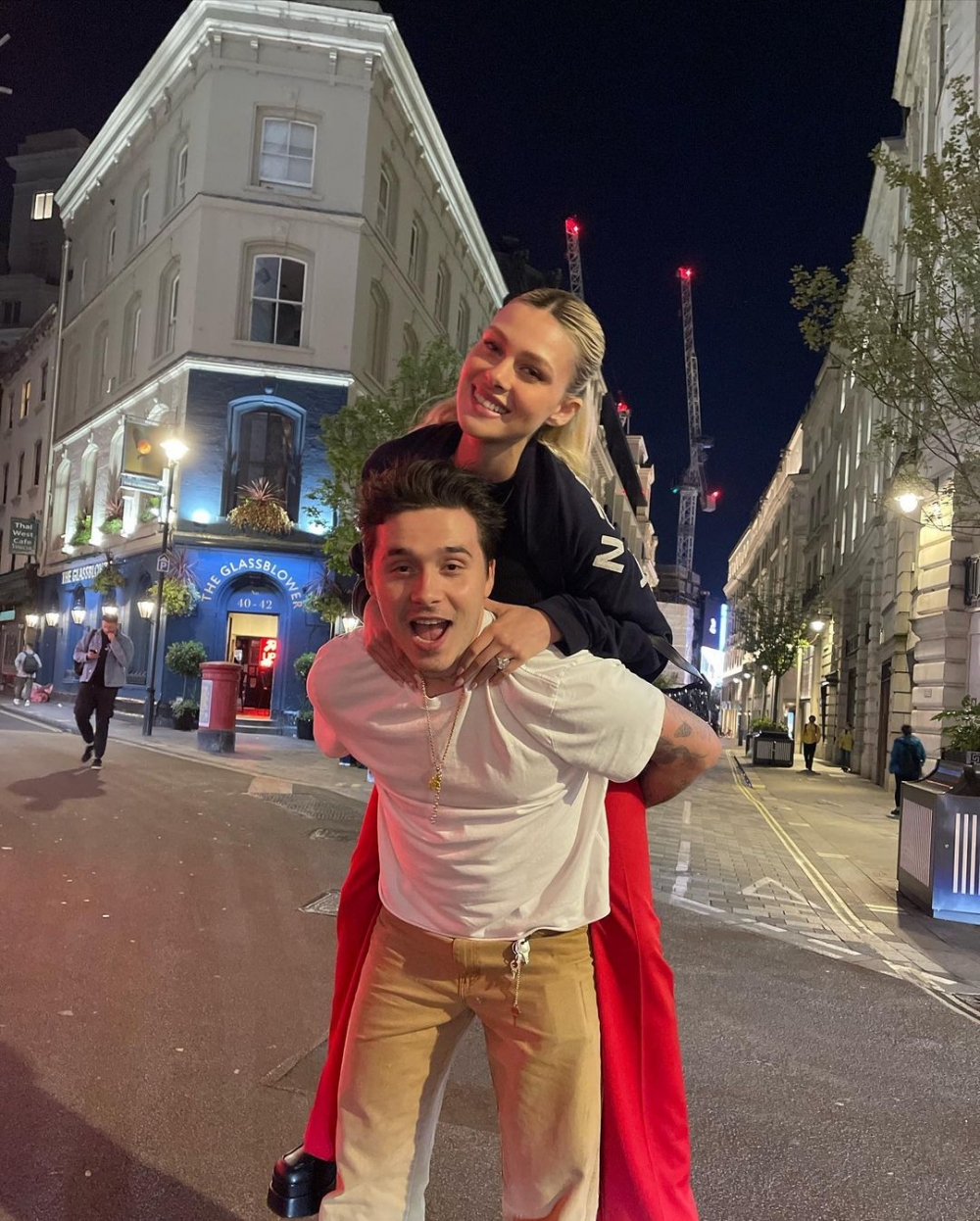 Brooklyn夫妻倆出席巴黎時裝周，為母親撐場。