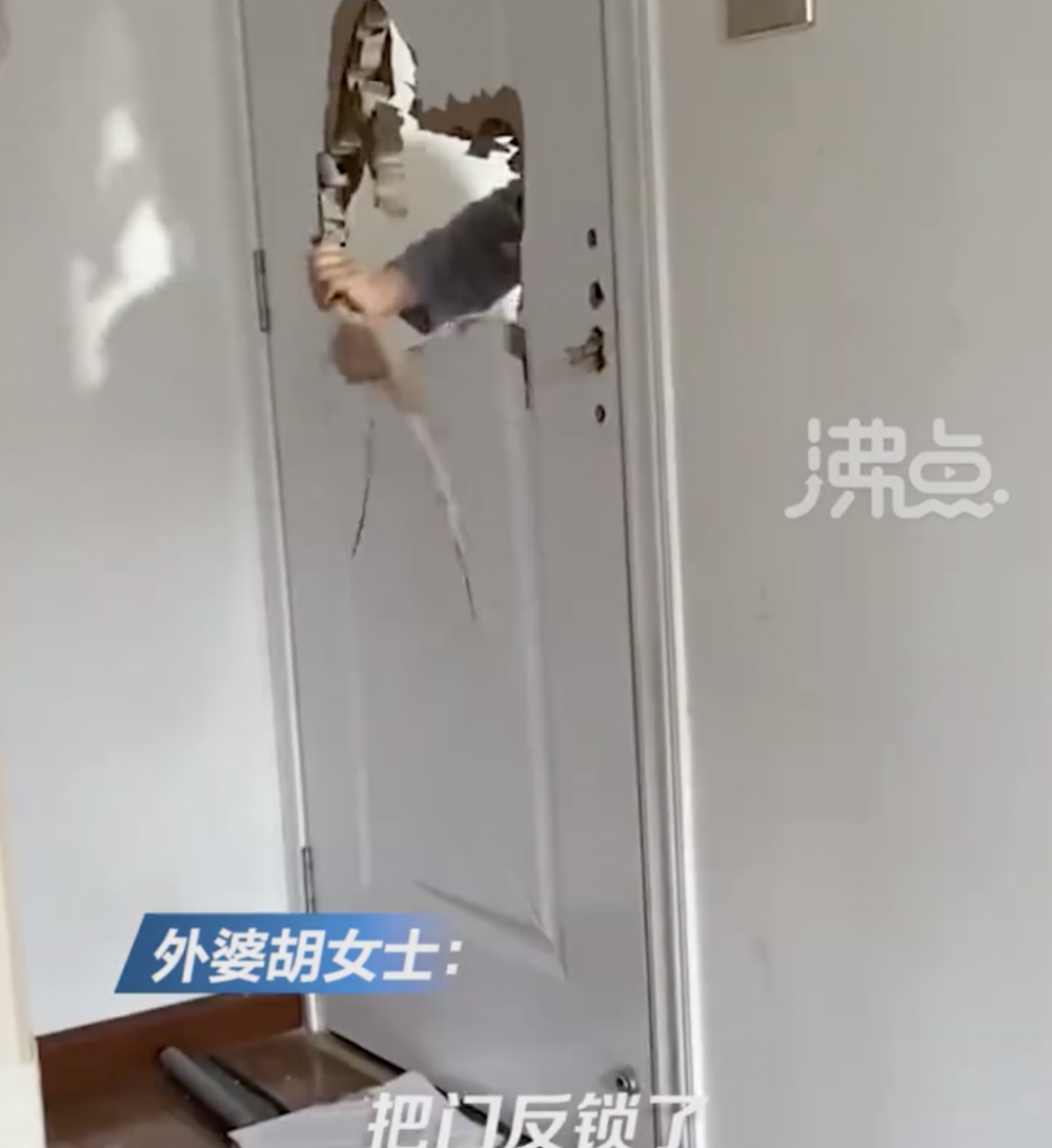 外婆徒手把門撕開。