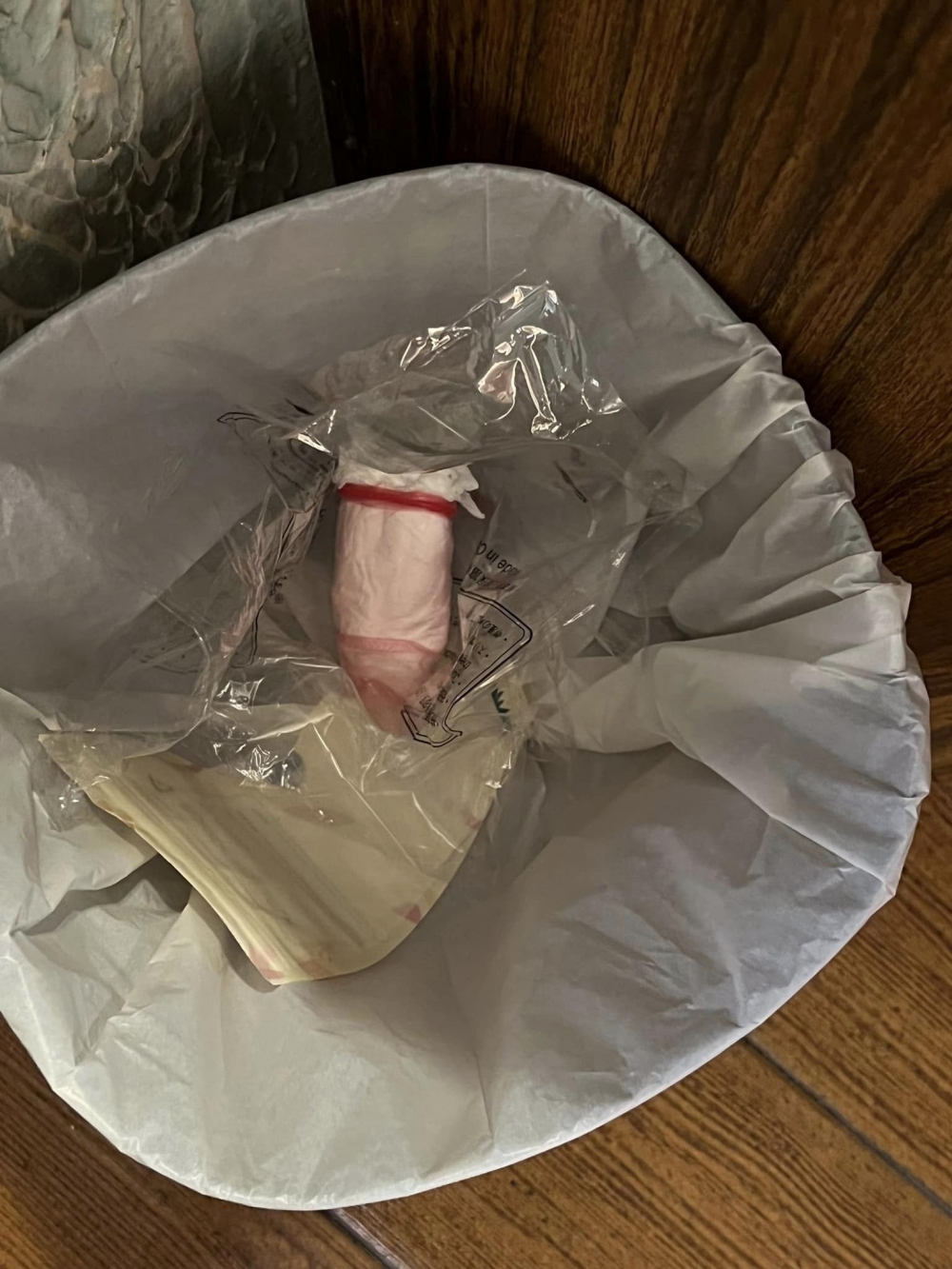 在雪櫃旁邊發現用過的安全套。