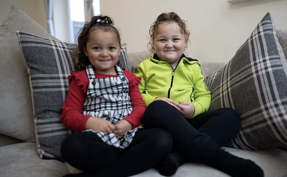 英國一名女子被醫生告知她天生擁有2個子宮，卻成功生下異卵雙胞胎。