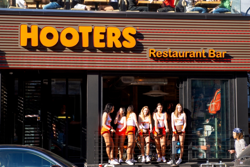 Hooters是美國著名波霸連鎖餐廳。