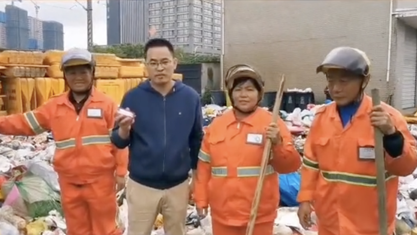 在清潔工幫助下，趙先生終於找到老婆的金飾盒。