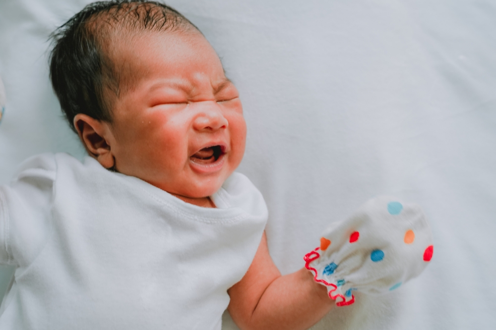 有新手爸爸因見到女兒打兒童疫苗,感到好心痛。