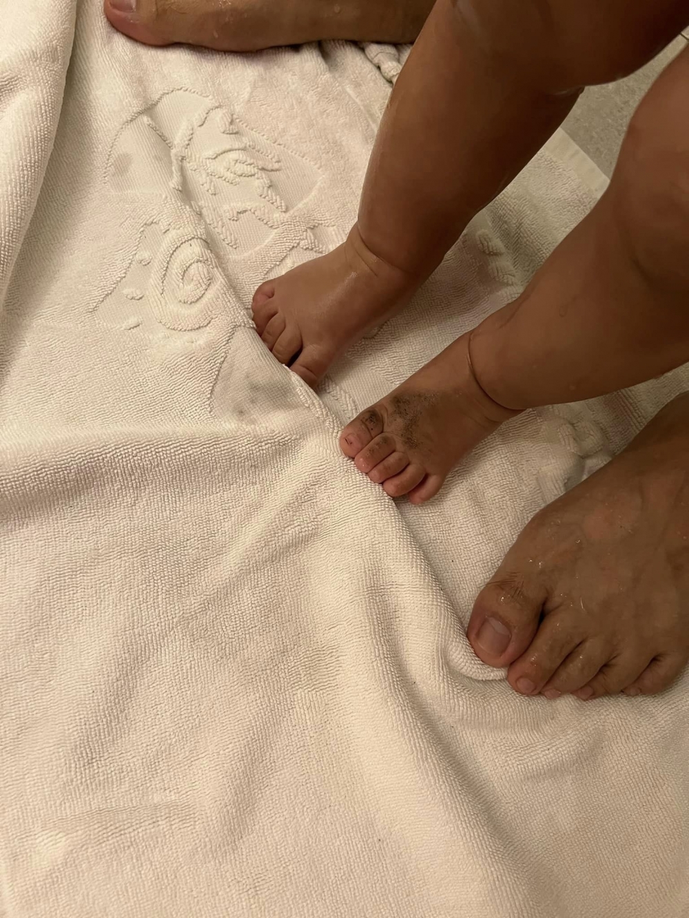 寶寶在酒店到處爬，弄得腳仔發黑有污跡。