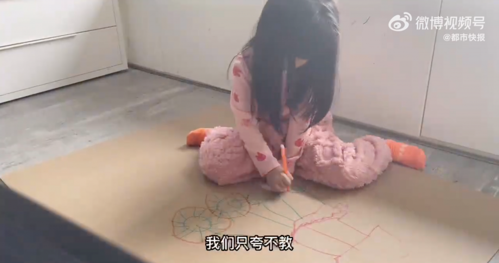 內地有位80後爸爸金河濱，知道女兒有繪畫天份，也不刻意送她去培訓班。