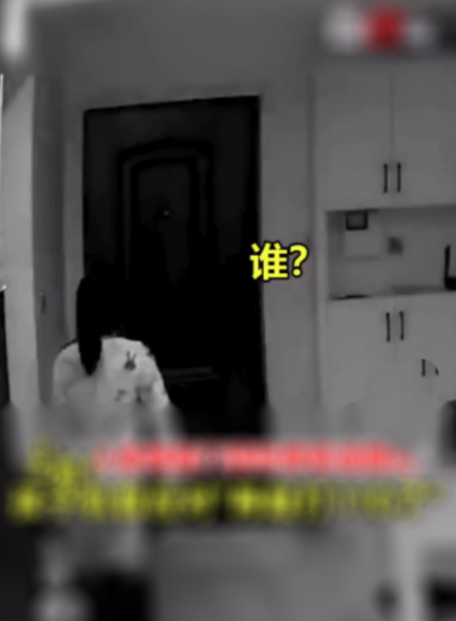 在湖北武漢一名獨自在家的8歲女童在晚上9點半時突然聽到外面傳來異響。