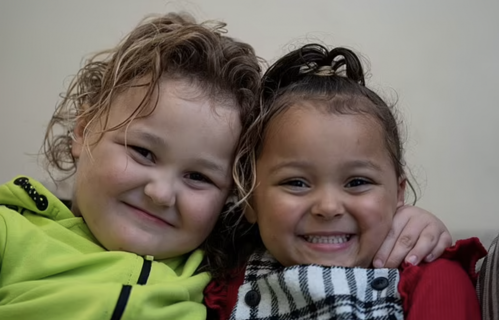 這對雙胞胎現年4歲，媽媽表示其他人看到都不相信她們是雙胞胎。