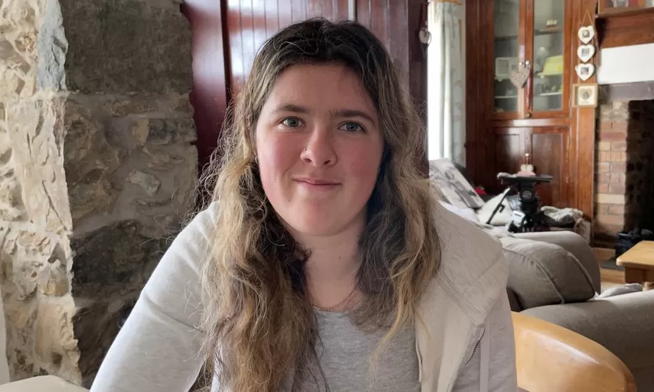 英國17歲的姐姐Emma利用急救知識拯救妹妹性命。