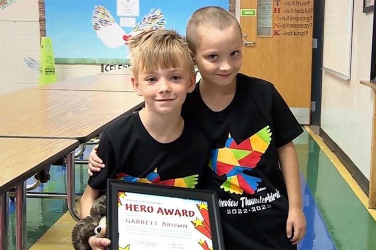 8歲的Brown（左）及時實施「謙烈治法」，幫助York吐出卡喉的雞塊