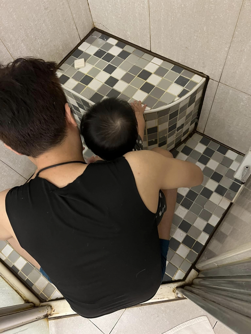 爸爸立即幫寶寶沖身，便退房回娘家。