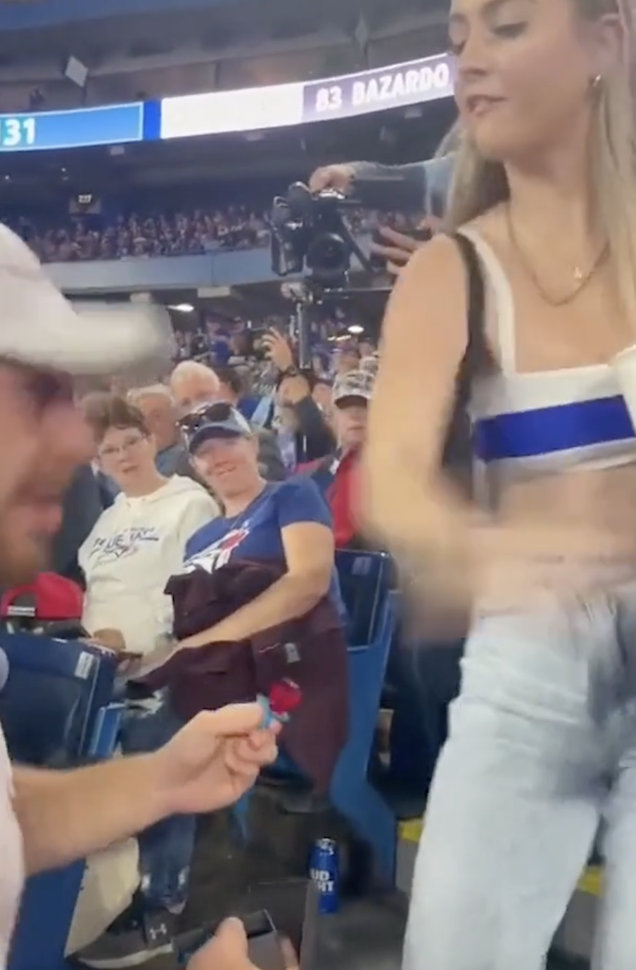 後面觀眾也被驚嚇得忘了表情管理。