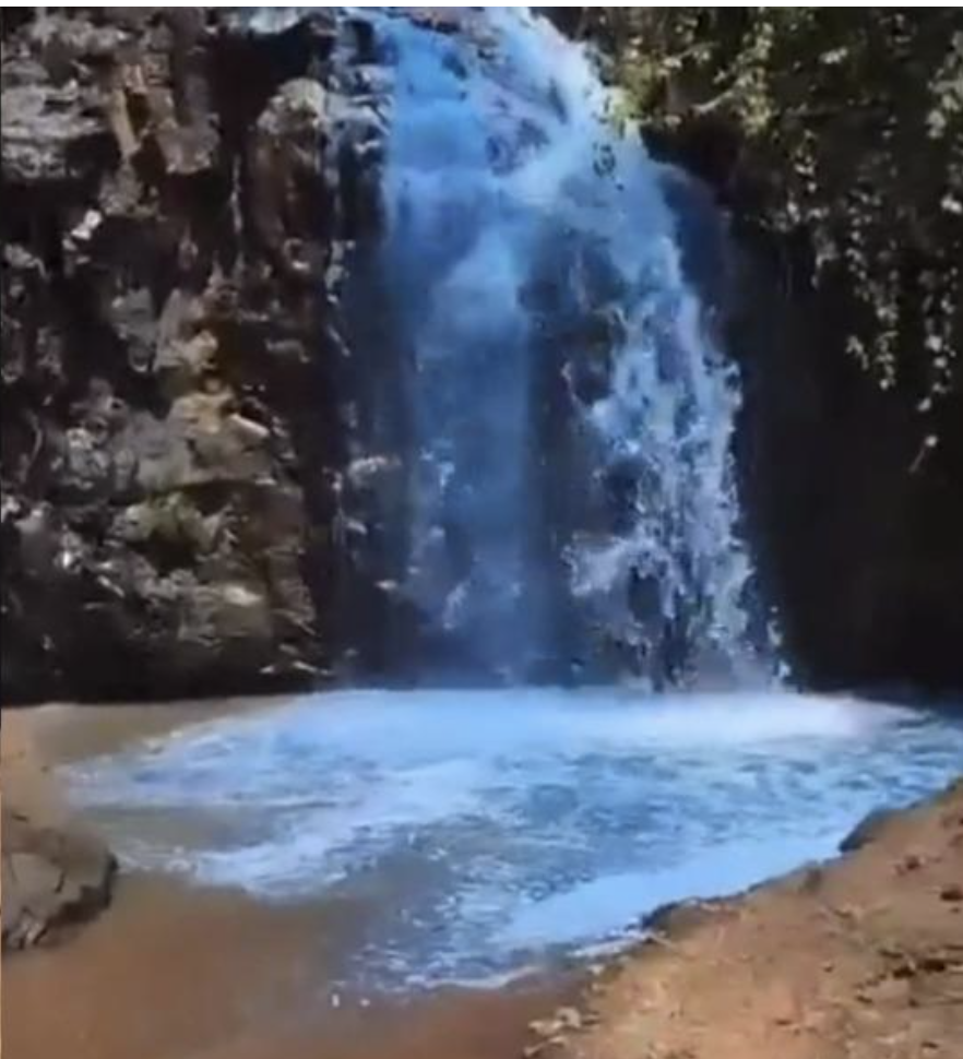 這瀑布連接一條溪流，同時是該區域重要的淡水來源。