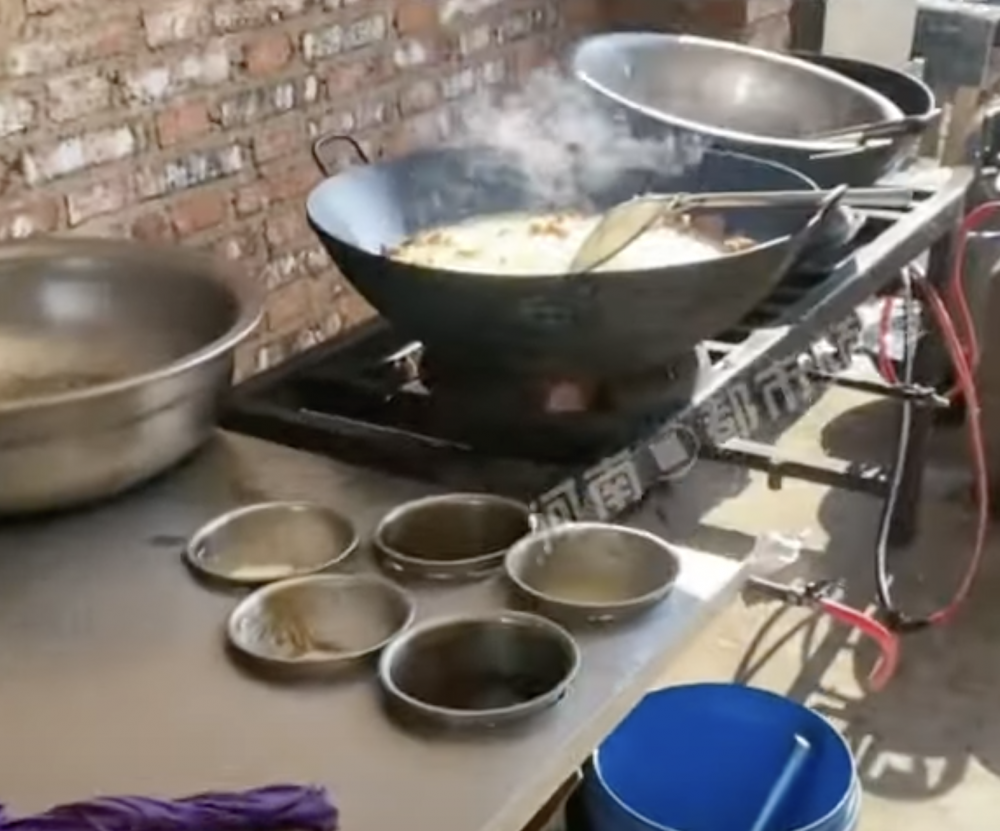 養豬場內有個簡單的廚房