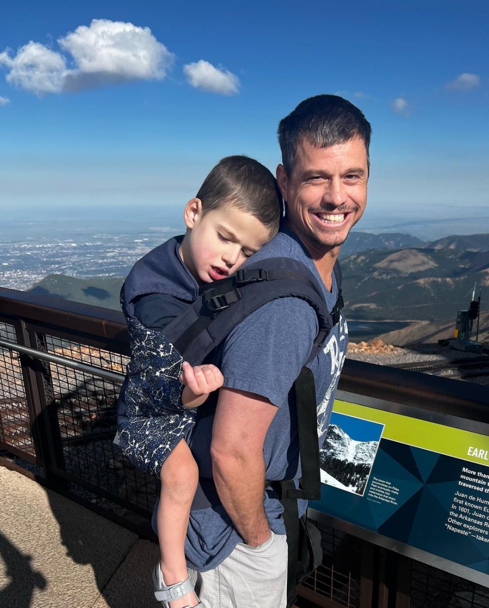 他們專門訂製了一個大號的兒童背袋，繼續帶著孩子行天下。