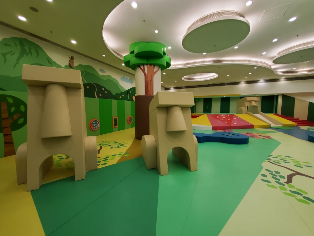 可看見形似復活節島的摩艾石像裝置。