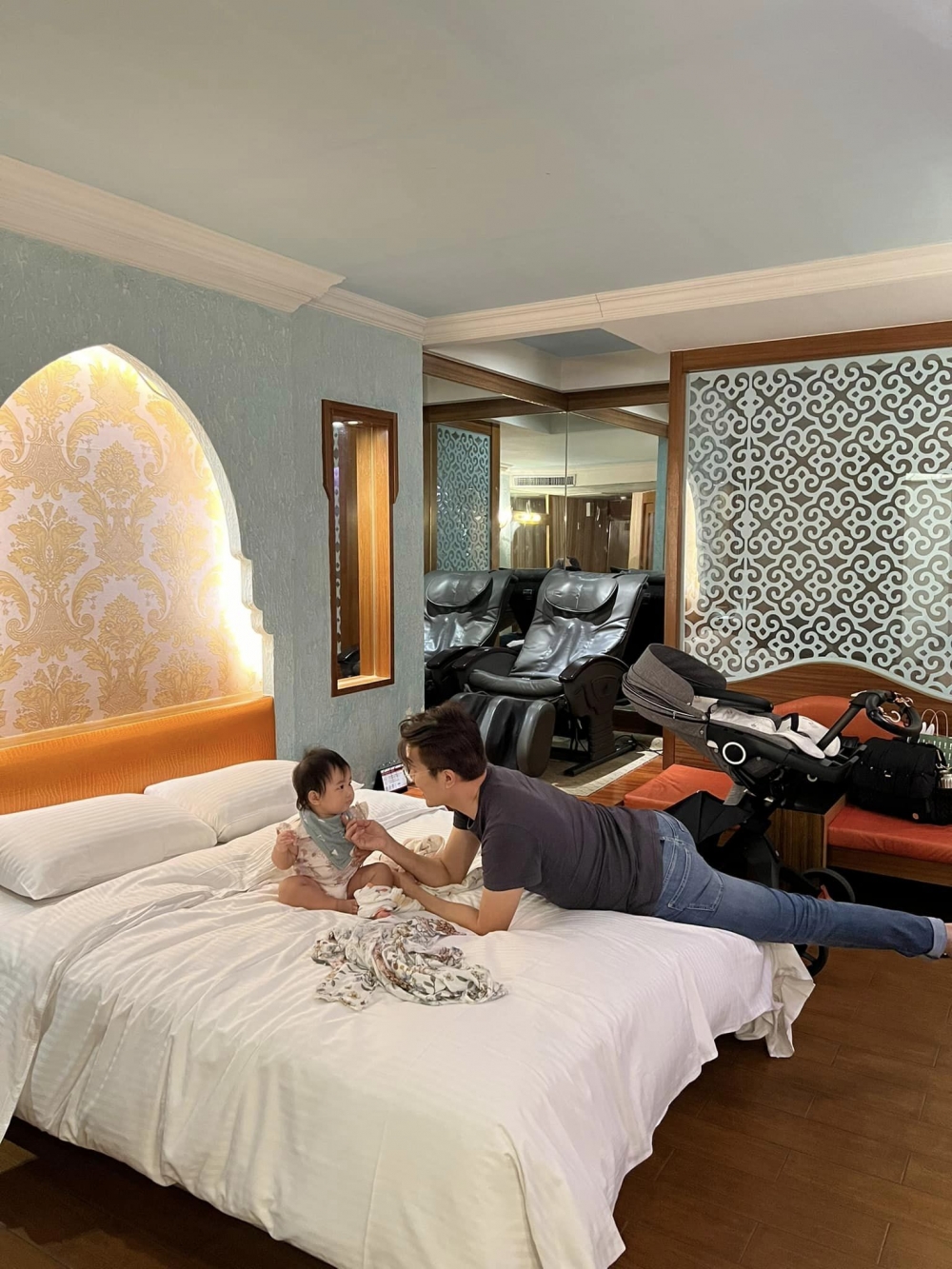 一家人因臨時要去高雄，而訂住了一間時鐘酒店。