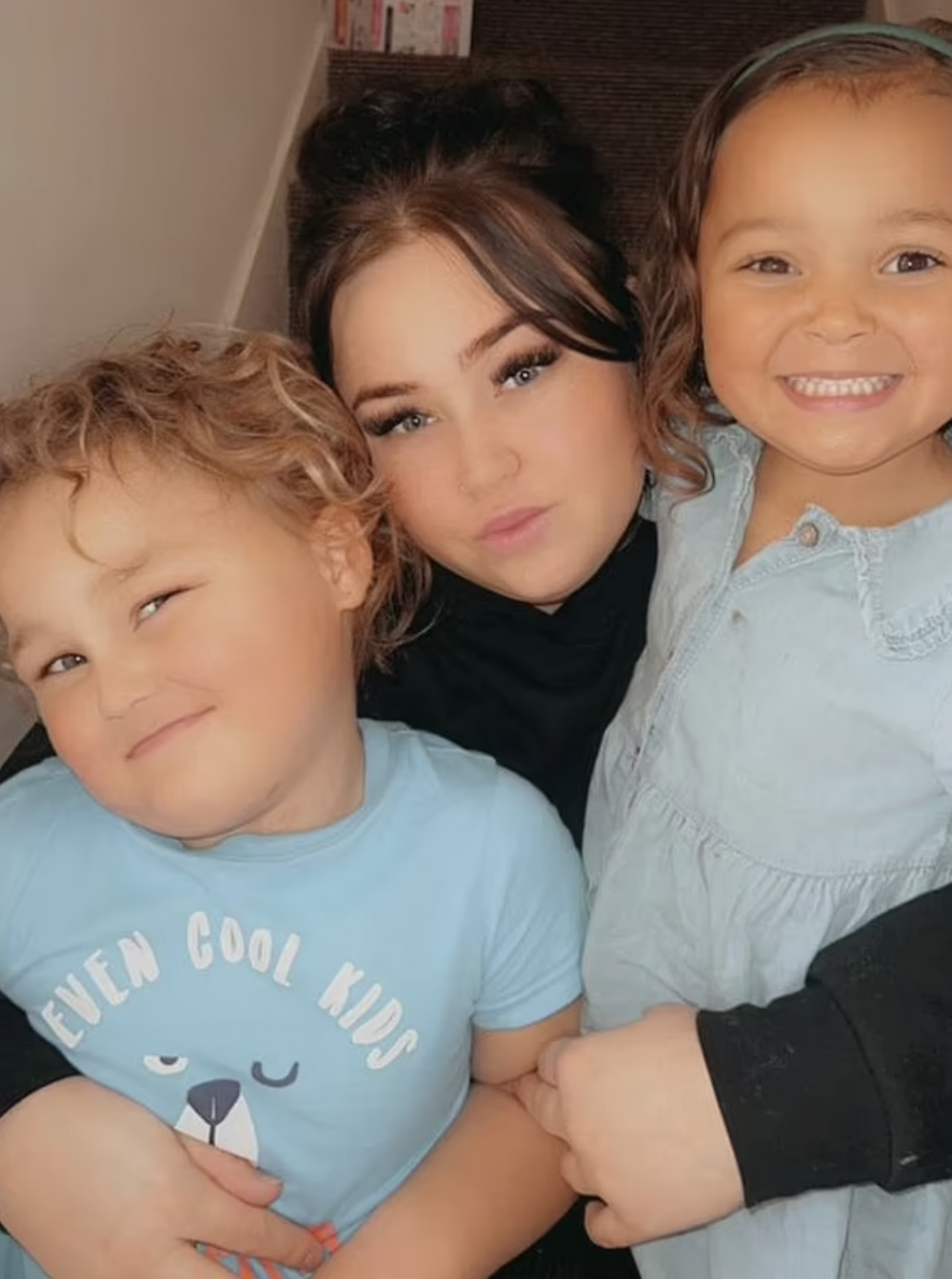 醫生在22週後指其中一個已經停止生長，要她抉擇提早生產還是繼續懷孕。