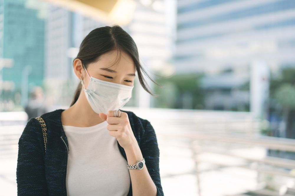 早前女生不幸感染新冠病毒,痊癒後媽媽就要求她服用不知從何而來的聖水進行消毒。