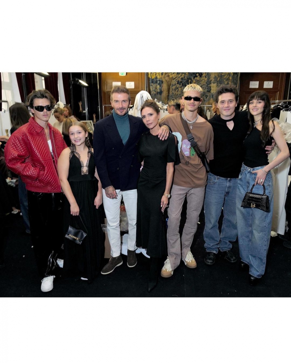 Victoria公開最新全家福，終於見到大仔及新抱身影。