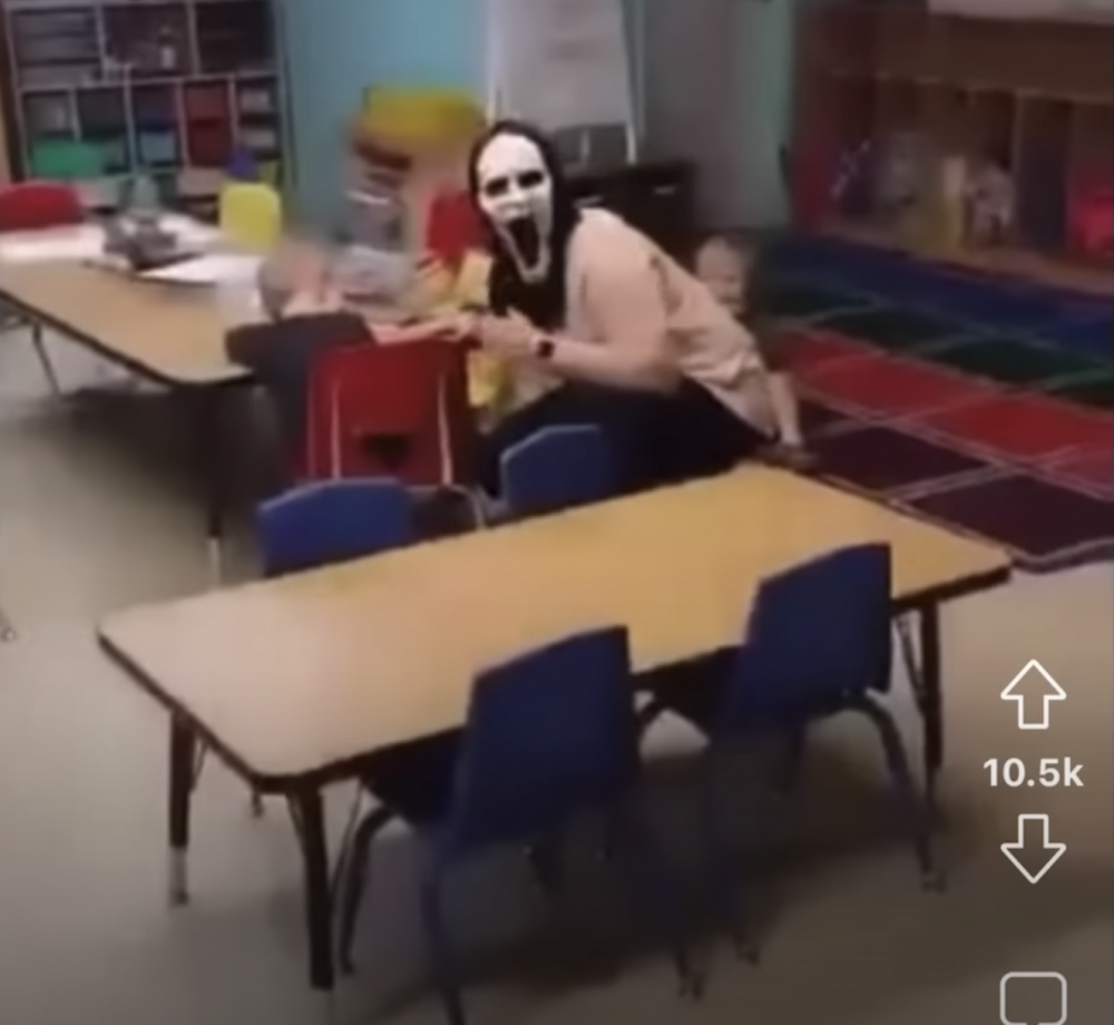 即使幼童表現驚嚇，但員工仍靠近他們。