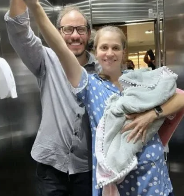 擔任婦產科醫生的丹尼洛和妻子順利在電梯接生。