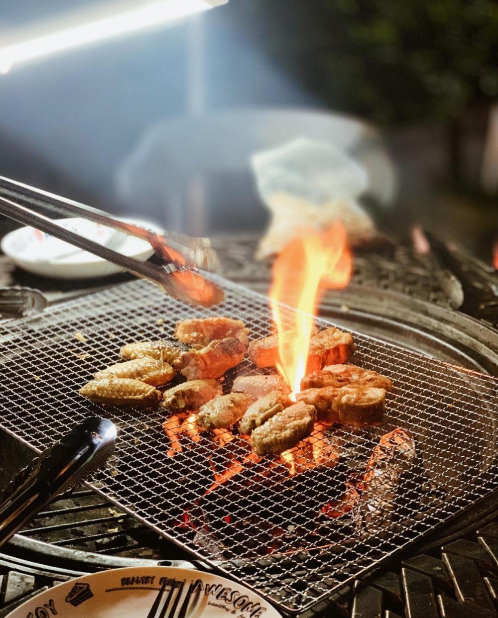 十人份量的戶外燒烤派對餐單精選包括：自家製麵包、窯燒雞、西冷牛扒、青口、三文魚扒、豬金沙骨、雞翼、魷魚等