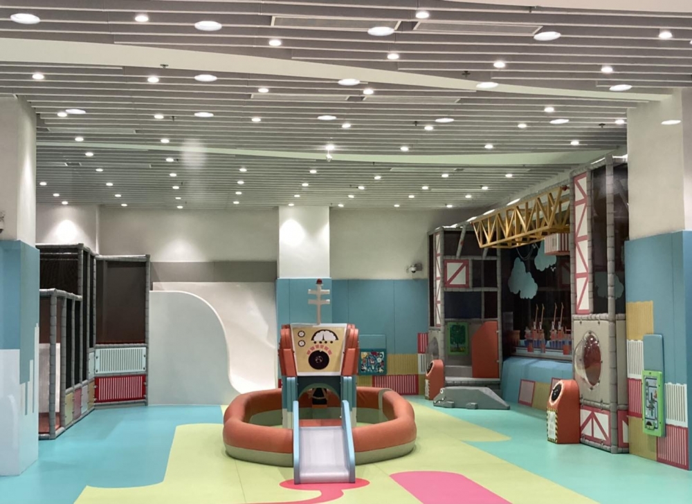 滑梯前方就是玩樂空間，要注意其他小朋友的安全。