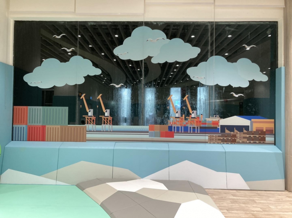 深水埗體育館兒童遊戲室主題是「碼頭」，風格非常特別。